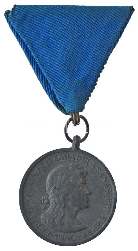 1940. 'Erdélyi részek felszabadulásának emlékére' Zn emlékérem mellszalaggal. Szign.: Berán T:1- oxidáció Hungary 1940. 'Commemorative Medal for the Liberation of Transylvania' Zn medal with ribbon. Sign.: Berán C:AU oxidation NMK 428.