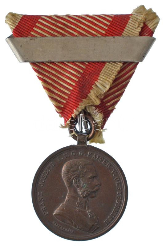 1914. 'Ferenc József Bronz Vitézségi Érem, ismételt adományozás' bronz kitüntetés sérült mellszalaggal és ismétlőpánttal. Szign.: Tautenhayn T:2 Hungary 1914. 'Franz Joseph Medal for Bravery bronze, awarded for the second time' Br - Image 2