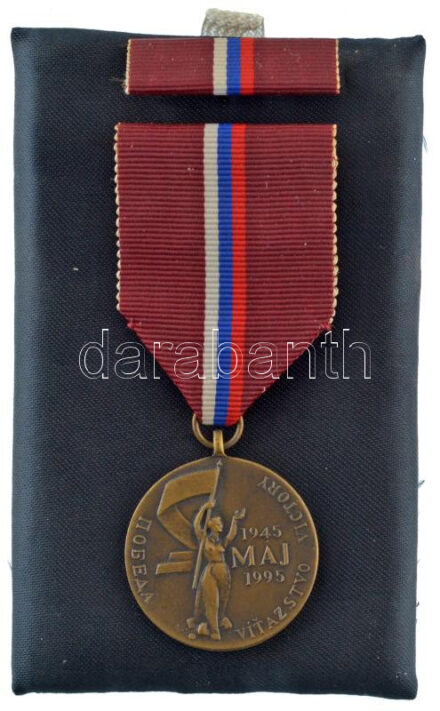 Csehország 1995. 'A II. világháborúban aratott győzelem 50. évfordulója' bronz kitüntetés mellszalagon, szalagsávval T:1- Czech Republic 1995. '50th anniversary of victory in World War II' bronze medallion with ribbon and thin ribbon C:AU