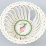 Herendi virág mintás porcelán fonott tálka. Kézzel festett, jelzett, törött d: 9,5 cm
