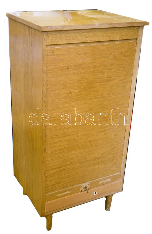 1960-70 körül. Faipari Szövetkezet Zalaszentgrót. Szocreál 9 fiókos redőnyös szekrény. Faforgácslap, fűrészáru, enyvezett lemez. Felületi kidolgozás: poliészter és nitrolakkos felületi kezelése. Fodor András Kossuth-díjas