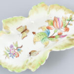 Herendi Viktória mintás porcelán tálka. Kézzel festett, jelzett, kis kopással d: 15x8 cm