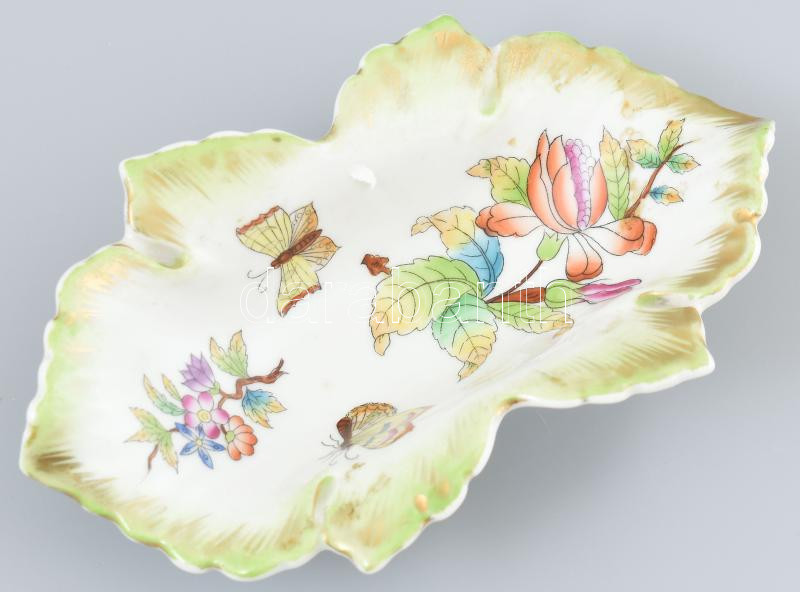 Herendi Viktória mintás porcelán tálka. Kézzel festett, jelzett, kis kopással d: 15x8 cm