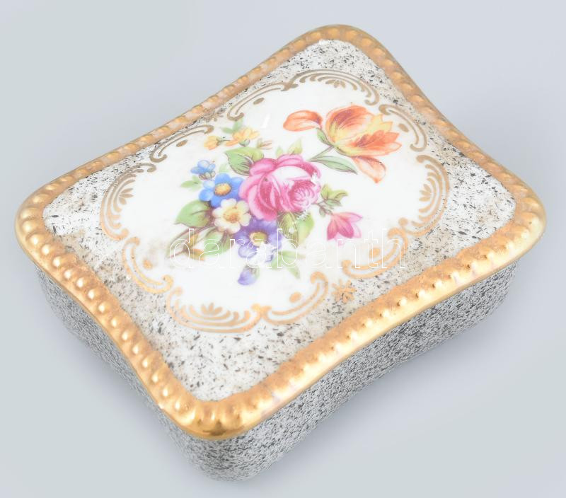 PM porcelán dobozka. Matricás, jelzett, kis kopással 8x4 cm
