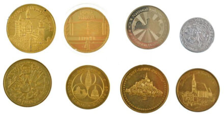 9xklf külföldi fém turista emlékérem, közte 'London Big Eye' és 'Disneyland, Párizs' T:1-,2 9xdiff foreign metal tourist medallions, within 'London Big Eye' & 'Disneyland, Paris' C:AU,XF