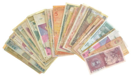 39db-os külföldi bankjegytétel, közte Venezuela, Jordánia, Jemen, Bulgária, Kína, Észak-Macedónia, Egyiptom T:III,III- 39pcs foreign banknote lot, within Venezuela, Jordan, Yemen, Bulgaria, China, North Macedonia, Egypt C:F,VG