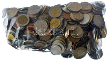 Vegyes, főleg külföldi érmetétel mintegy ~2kg súlyban, közte egzotikus országok T:vegyes Mixed, mostly foreign coin lot, within egzotic countries (~2kg) C:mixed