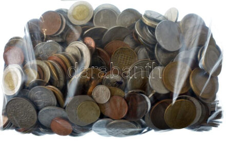 Vegyes, főleg külföldi érmetétel mintegy ~2kg súlyban, közte egzotikus országok T:vegyes Mixed, mostly foreign coin lot, within egzotic countries (~2kg) C:mixed