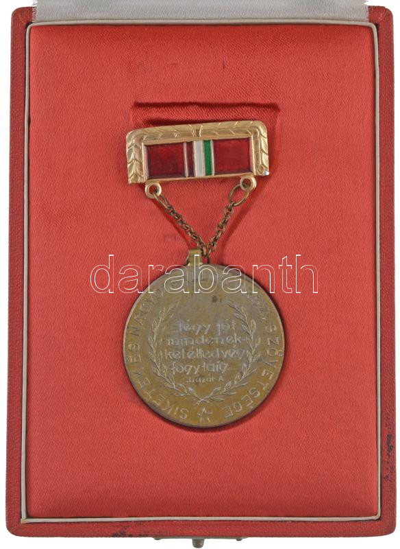 1960. 'Cházár András Emlékérem 1745-1945-1960 / Siketek és Nagyothallók Országos Szövetsége' aranyozott fém kitüntetés mellszalagon, tokban (40mm) T:2 kopott aranyozás, patina - Image 2