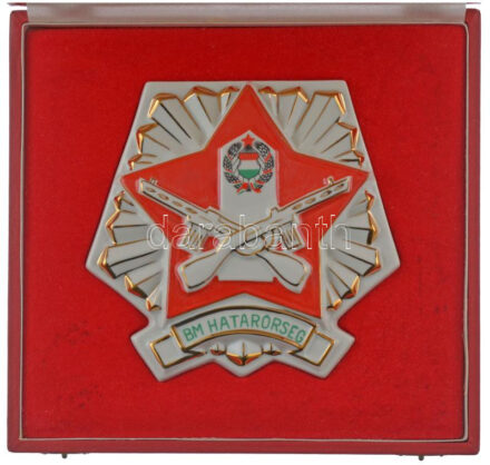 ~1970. 'BM Határőrség' jelzett hollóházi porcelán plakett eredeti dísztokban (151x158mm) T:1-