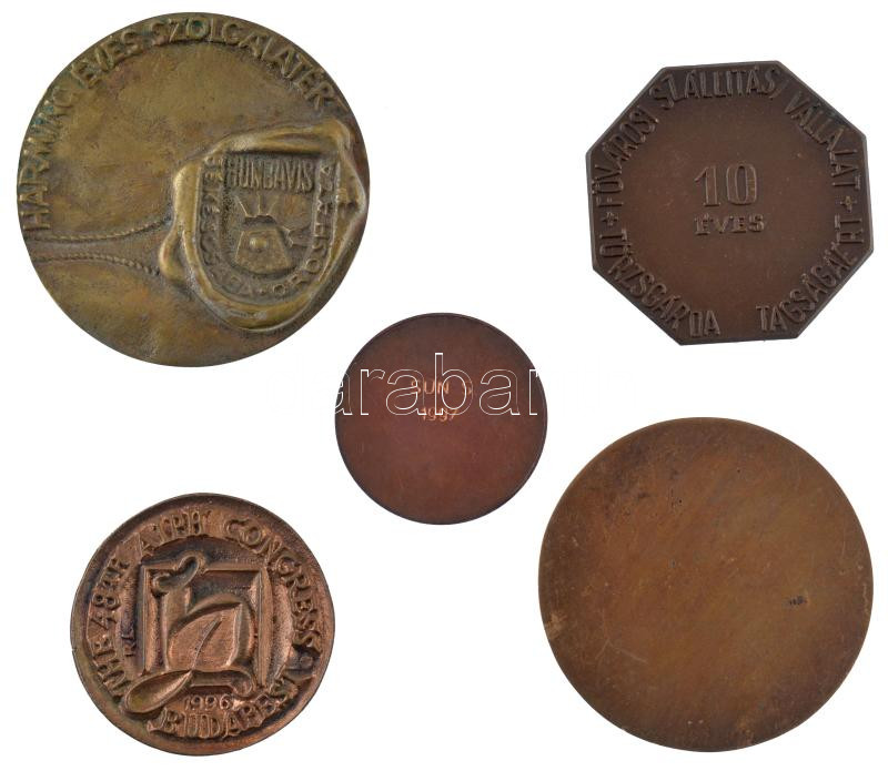 5 darabos magyar bronz emlékérem tétel, közte 'Veszprém Hungary', '10 éves a Fővárosi Szállítási Vállalat', 'Harminc éves szolgálatért' (42-70mm) T:1-,2 közte patina - Image 2