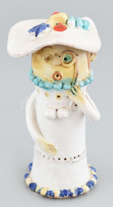 Csavlek Etelka (1947-): Lány lornyonnal. Festett, mázas kerámia, jelzett, hibátlan. m: 15 cm