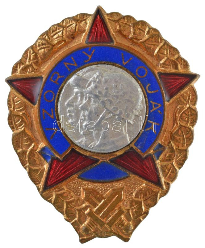 Csehszlovákia 1951-1962. 'Példamutató Katona' zománcozott fém jelvény (~37mm) T:2 Czechoslovakia 1951-1962. 'Vzorny Voják (Exemplary Soldier)' enamelled metal badge (~37mm) C:XF