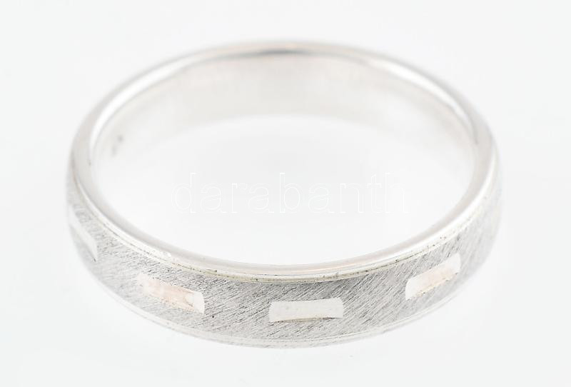 Ezüst(Ag) mintás karikagyűrű, jelzett, méret: 50, nettó: 2,9 g