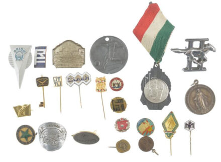 23db-os, nagyrészt jelvény-, illetve díjérem-tétel, közte ~1930. 'Szent Erzsébet' ezüstözött bronz emlékérem füllel (32mm) + ~1970. 'Kisdobos' fém jelvény + DN 'Esperanto Lingvo Internacia' zománcozott fém jelvény T:vegyes