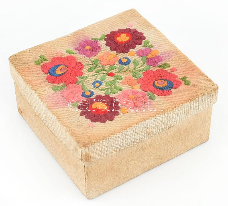 Régi Matyós doboz, benne cérnák. 18x18 cm, sérült. - Image 2