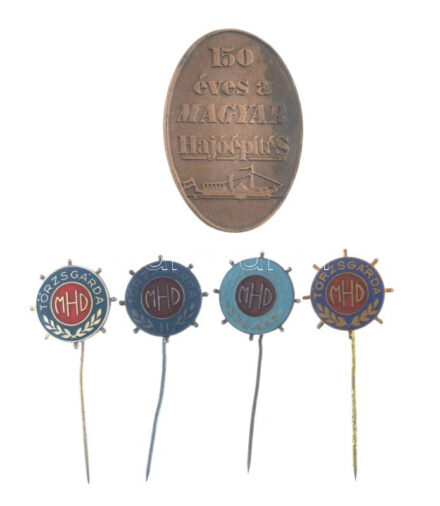 1985. 4xklf 'Magyar Hajó- és Darugyár törzsgárda' festett, műgyantás és zománcos jelvény (20mm) + DN '150 éves a Magyar Hajóépítés' bronz jelvény (44x31mm) T:1-,2 patina