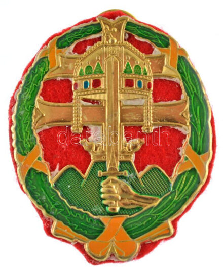 DN 'Csapattiszti kitűző (tüzérség)' műgyantás, modern fém jelvény vörös színű szöveten (50x41mm) T:1-,2 elfolyt ragasztó