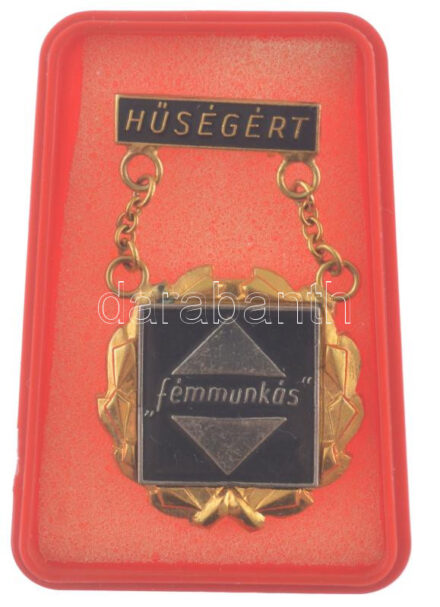 ~1975. 'Fémmunkás - Hűségért' rátétes, műgyantás aranyozott jelvény tokban (28mm) T:1-