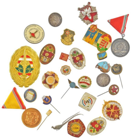 Kis zacskó (28db) vegyes jelvény és kitűző tétel, közte 'Vállalati tűzoltó, Ibusz, Kiváló katona, Hajdú-Bihar megyei Közoktatási Törzsgárda' stb T:2,2-