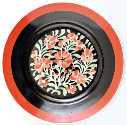 Hollóházi népies porcelán tányér, jelzett, kopott, d: 24 cm