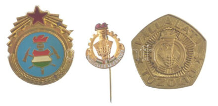 ~1975-1980. 'Vállalati Tűzoltó' rátétes szolgálati Cu-Zn jelvény (35x35mm) + 'Önkéntes Tűzoltó' aranyozott, zománcos Cu jelvény (22x19mm) + aranyozott, műgyantás tűzoltó sapkajelvény (37x30mm) T:1.1- zománchiba