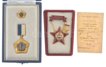 1974. 'Kiváló Dolgozó' műanyag - bronz kompozit, rátétes kitüntetés zománcos és műgyantás színezéssel, miniatűrrel, igazolással, dobozban (41x41mm) + Vincze Dénes (1924-1972) ~1978. 'Az Építőipar kiváló dolgozója' részben
