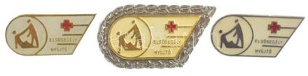~1980. 'Elsősegély-nyújtó' 3xklf fokozatú műgyantás kitüntető jelvény (14x19mm,21x38mm) T:1