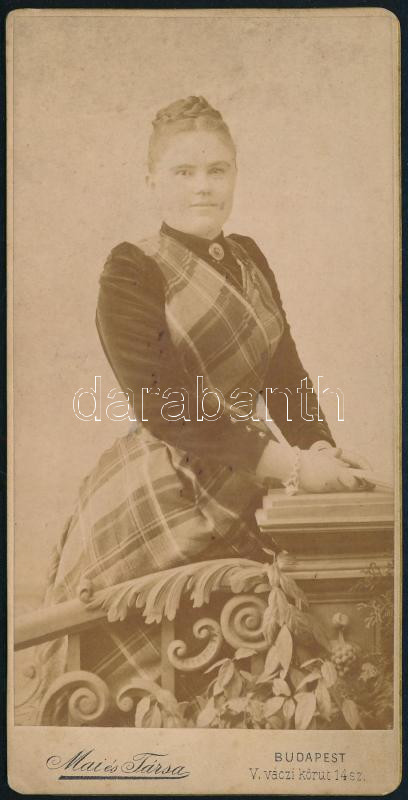 cca 1890 Fiatal hölgy portréja, keményhátú fotó Mai és Társa budapesti műterméből, 15x7,5 cm.