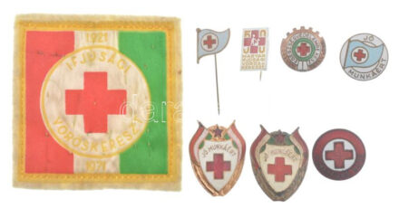 ~1950-1970. 'Egészségvédelemre kész' zománcozott Cu jelvény (19mm) + 'Véradásra kész' zománcozott Cu jelvény (22mm) + 'Jó munkáért' zománcozott tombak ifjúsági jelvény (20mm) + 2xklf 'Jó munkáért' zománcozott és festett