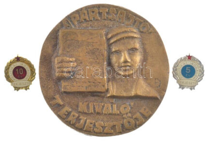 ~1970. 'Politikai irodalom terjesztő 5 év' ezüstözött műgyantás törzsgárda jelvény (23x20mm) + 'Politikai irodalom terjesztő 10 év' aranyozott műgyantás törzsgárda jelvény (23x20mm) + 'A Pártsajtó Kiváló Terjesztője'