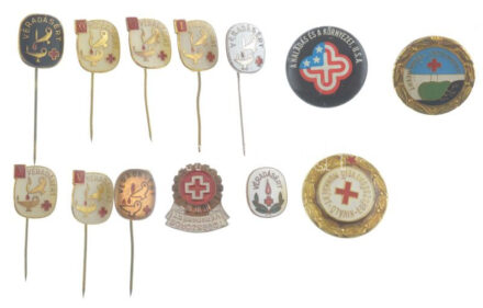 ~1955-1980. 'Többszörös Véradásért' festett Cu jelvény (22x20mm) + 'Véradásért' 2xklf műgyantás jelvény (14x16mm) + 'Véradásért' 2xklf zománcozott jelvény (13x15mm) + 'Véradásért' 5xklf (I-XX) műgyantás jelvény (14x16mm) +