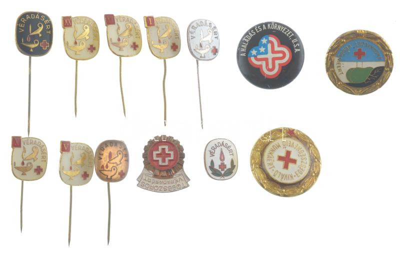 ~1955-1980. 'Többszörös Véradásért' festett Cu jelvény (22x20mm) + 'Véradásért' 2xklf műgyantás jelvény (14x16mm) + 'Véradásért' 2xklf zománcozott jelvény (13x15mm) + 'Véradásért' 5xklf (I-XX) műgyantás jelvény (14x16mm) +