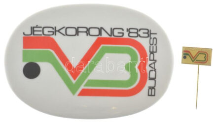 1983. 'Jégkorong '83 Budapest' Hollóházi porcelán emlékplakett (120x80mm) + hozzá tartozó műgyantás kitűző (20x12mm) papírdobozban T:1-
