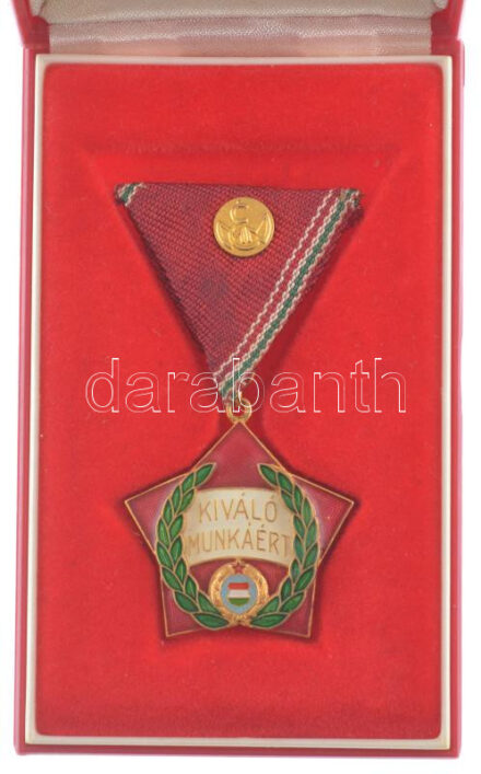 ~1977. 'Kiváló Munkáért (Mezőgazdasági és Élelmiszeripari Minisztérium)' aranyozott, rátétes, műgyantás kitüntetés mellszalagon miniatűrrel, eredeti dobozban (38x38mm) T:1 a doboz zsanérja szétvált
