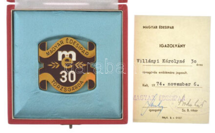 1974. 'Magyar Édesipar Törzsgárda 30' egyoldalas, aranyozott, festett plakett eredeti dobozban, adományozói igazolással (50x50mm) T:1