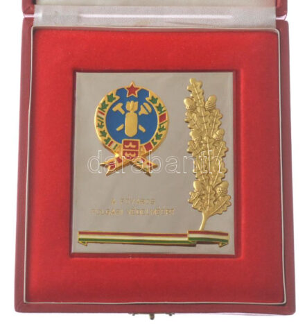 ~1980. 'A főváros polgári védelméért' krómozott, festett aranyozott rátétes kitüntető plakett eredeti dobozban (104x99mm) T:1