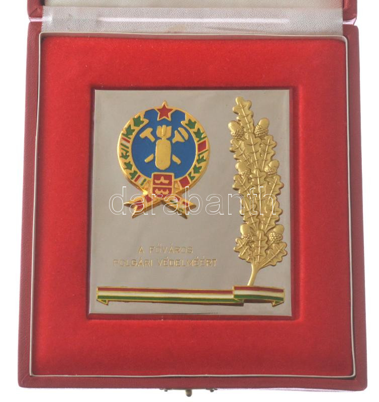 ~1980. 'A főváros polgári védelméért' krómozott, festett aranyozott rátétes kitüntető plakett eredeti dobozban (104x99mm) T:1