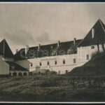cca 1910-1920 Csíkszereda, M. kir. Honvéd Laktanya, hátoldalon feliratozott fotó, kis szakadással, 10×15 cm