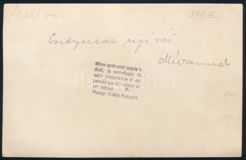 cca 1910-1920 Csíkszereda, M. kir. Honvéd Laktanya, hátoldalon feliratozott fotó, kis szakadással, 10×15 cm - Image 2