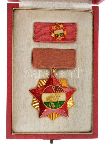 ~1970-1980. 'Szakszervezetek Országos Tanácsa Elnöksége' arany fokozatú, műgyantás kitüntetés mellszalagon, miniatűrrel szalagsávon, eredeti tokban T:1-