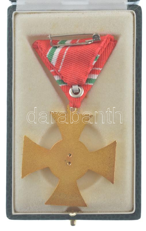 ~1981. 'A Vitézi Rend jubileumi emlékérdemkeresztje' aranyozott bronz kitüntetés a vitézi rend miniatűr medalionjával díszítve, mellszalagon, nem eredeti tokban T:1,1- Hungary ~1981. 'Jubilee Cross of the Hungarian Vitéz Order' gilt - Image 2