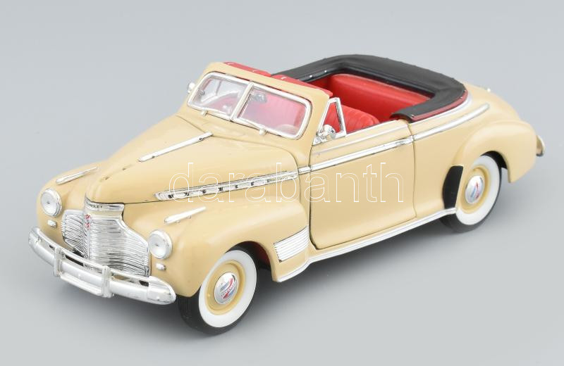 1961-es Chevrolet fém autómodell, kopásokkal, h: 20 cm