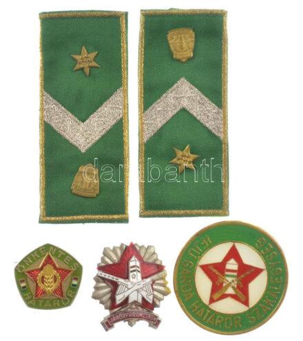 ~1960 'Járőrparancsnok' műanyag - fém kompozit, zománcozott és műgyantás szolgálati jelvény (41x39mm) + 'Határőrség - Magyar Köztársaság' őrmesteri vállap állományjelvénnyel (2x) (94x40mm) + 'Önkéntes határőr' krómozott,