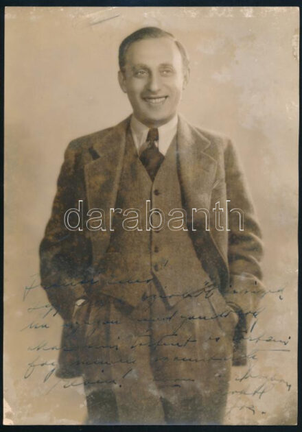 Joseph (Joe) Pasternak (Paszternák József) (1901-1991) magyar származású amerikai hollywoodi filmproducer magyar nyelvű autográf dedikációval ellátott fotója. Paszternák 40 éven át számos legendás film készítésében működött
