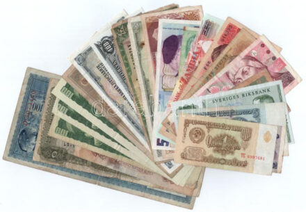 25db-os külföldi bankjegytétel, közte NDK, Svédország, Zambia, Izrael, Kínai Köztársaság, Bolívia, Lengyelország, Líbia T:I-III- 25pcs foreign banknote lot, within GDR, Sweden, Zambia, Israel, Chinese Republic, Bolivia, Poland, Libya