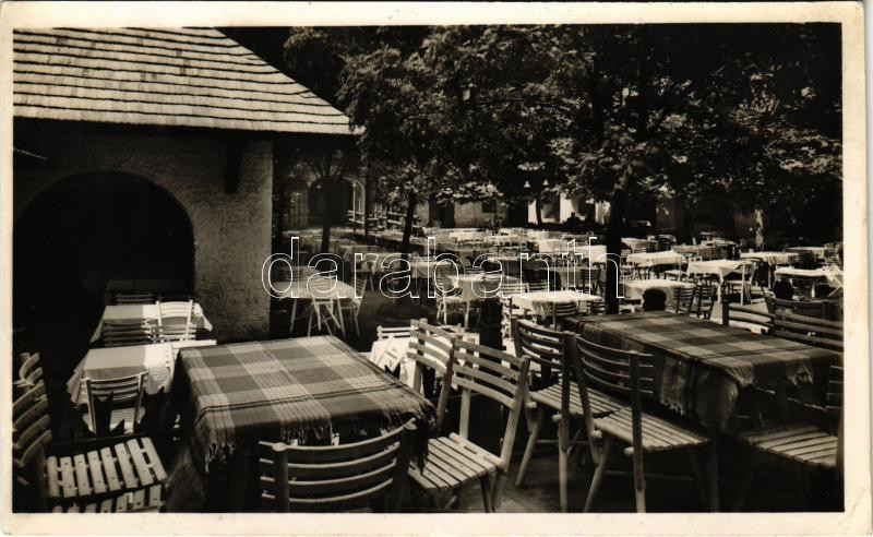 1941 Budapest VIII. Vitéz Kecskés János sörkertje a 'Sörkatakomba', kert pincérekkel, Udvari sör. Eszterházy utca 6. (fl)