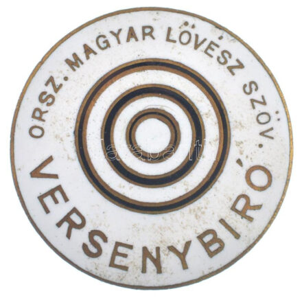 ~1930-1940. 'Orsz. Magyar Lövész Szöv. - Versenybíró' zománcozott fém gomblyuk jelvény, hátoldalán 'BERÁN N. BPEST' gyártói jelzéssel (26mm) T:2 patina, kis zománchiba