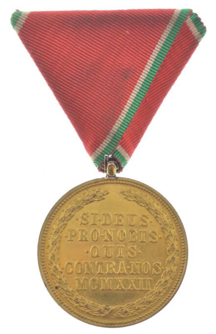 1922. 'Magyar Bronz Érdemérem' aranyozott bronz kitüntetés, fémjellel, hadiszalagon T:1- Hungary 1922. 'Hungarian Bronze Merit Medal' gold plated bronze decoration with hallmark and ribbon C:AU NMK 392.
