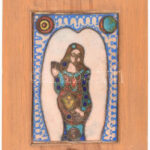 Turi Endre (1935 - ): Női alak, tűzzománc, fémlemez, jelzés nélkül, XX. sz. vége. 21x14 cm Fakeretben, keret alján Pannonhalma feliratú kerámia plakettel (d: 4 cm).